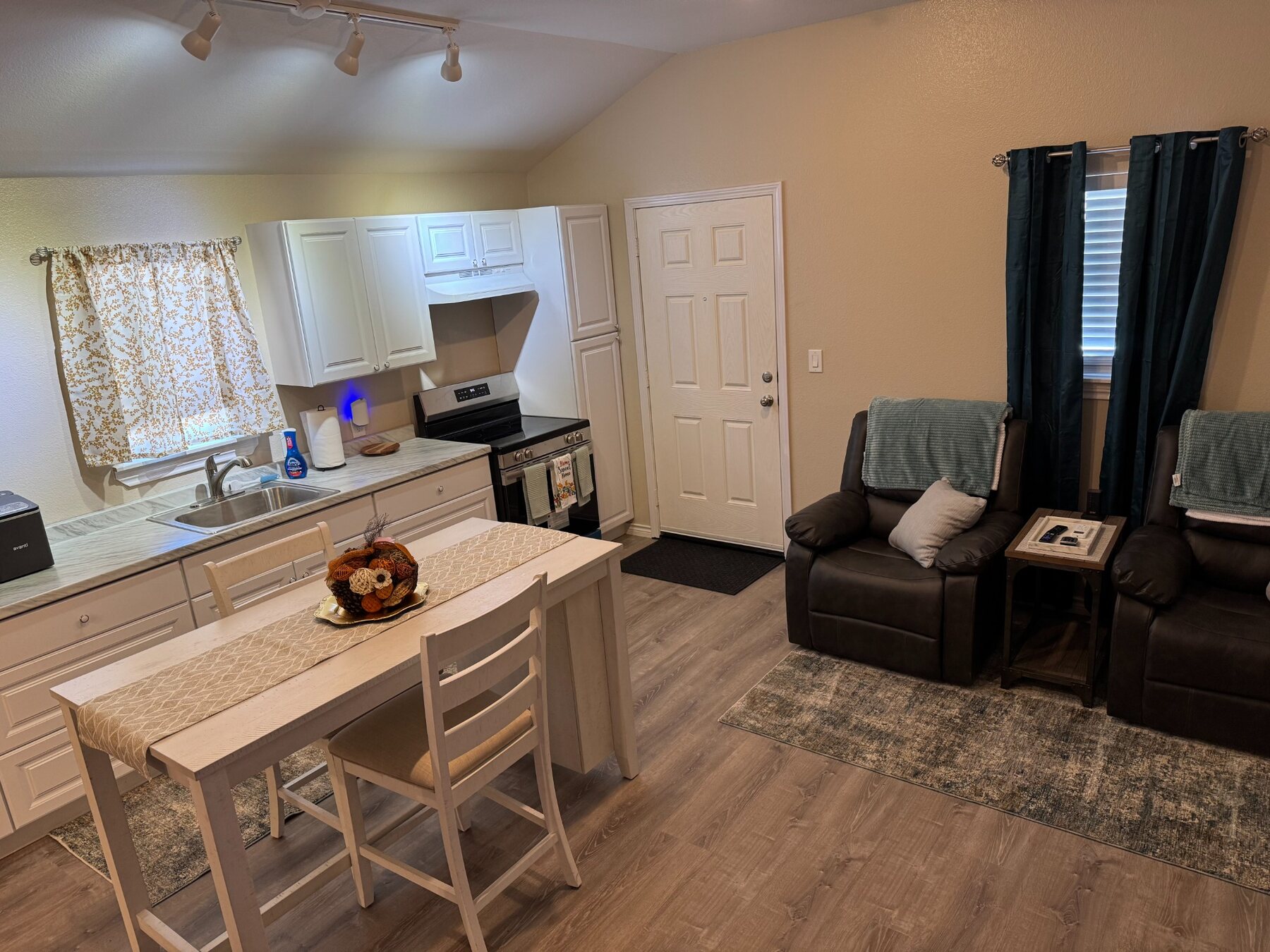 Driscoll A kitchen, dining and living area