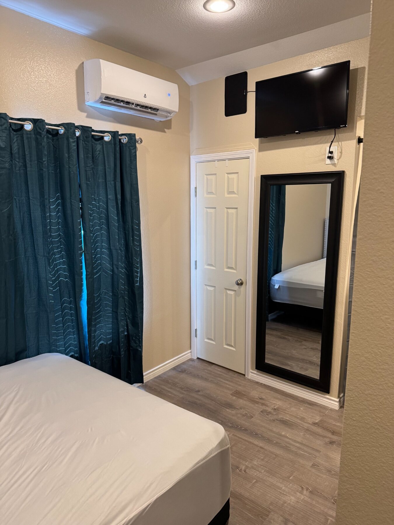 Driscoll A bedroom, television, mirror and mini-split
