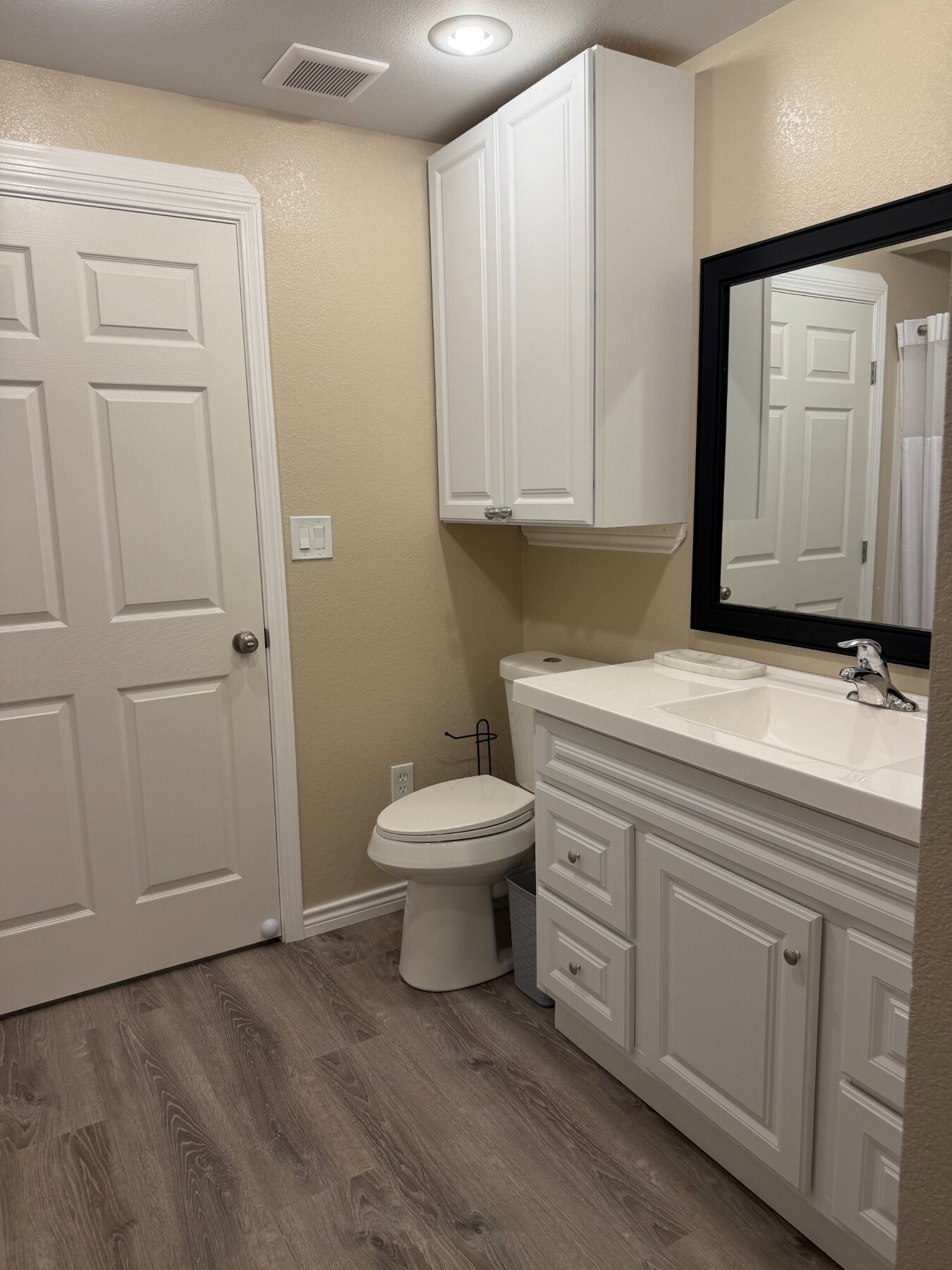Driscoll B bathroom and entrance