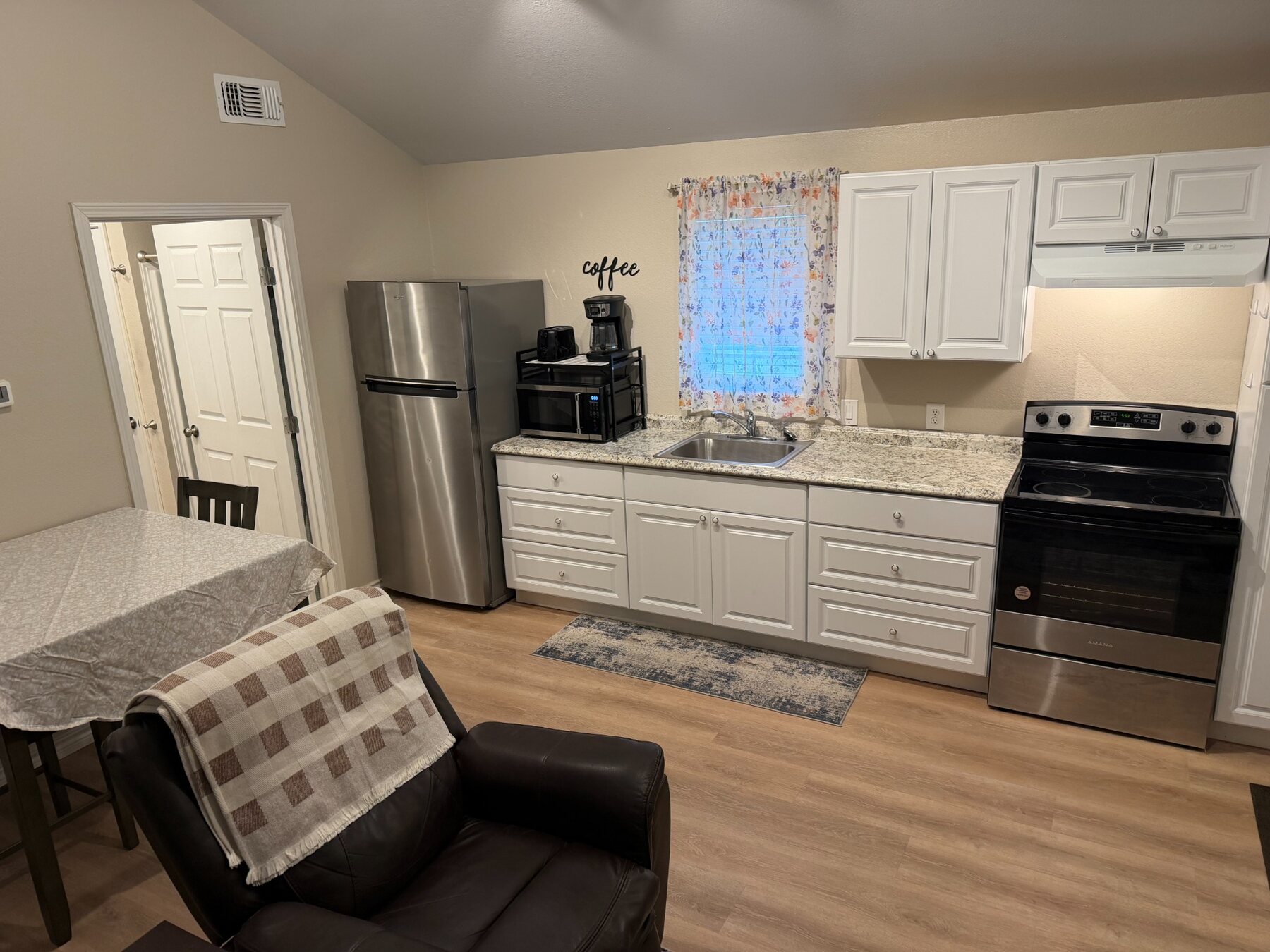 Wren E full kitchen and appliances